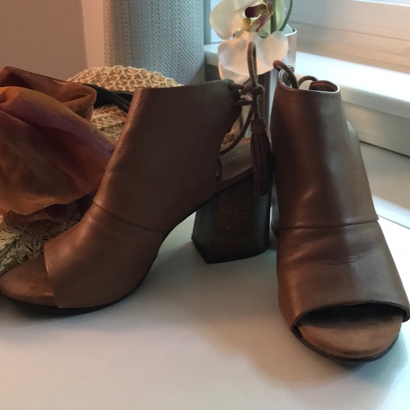 Shoes by Kenneth Cole Reacción. - Picture 3 of 8